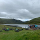 Mountainbikerinnen an einem See in Schottland