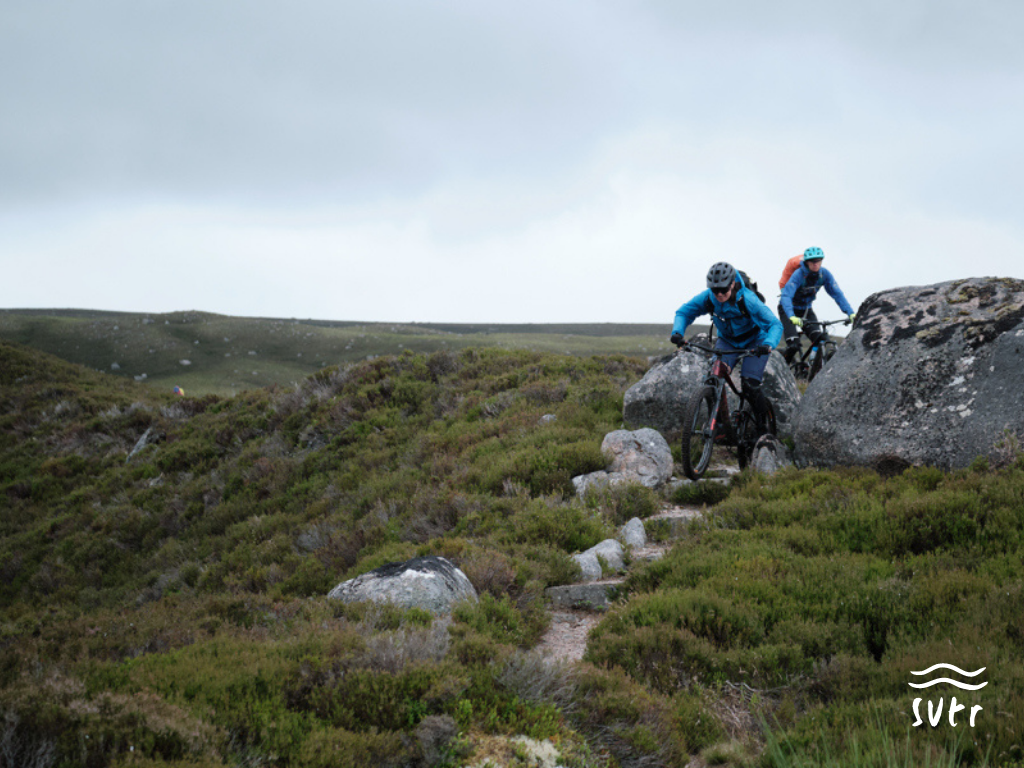 Mountainbikerinnen in den Schottischen Highlands